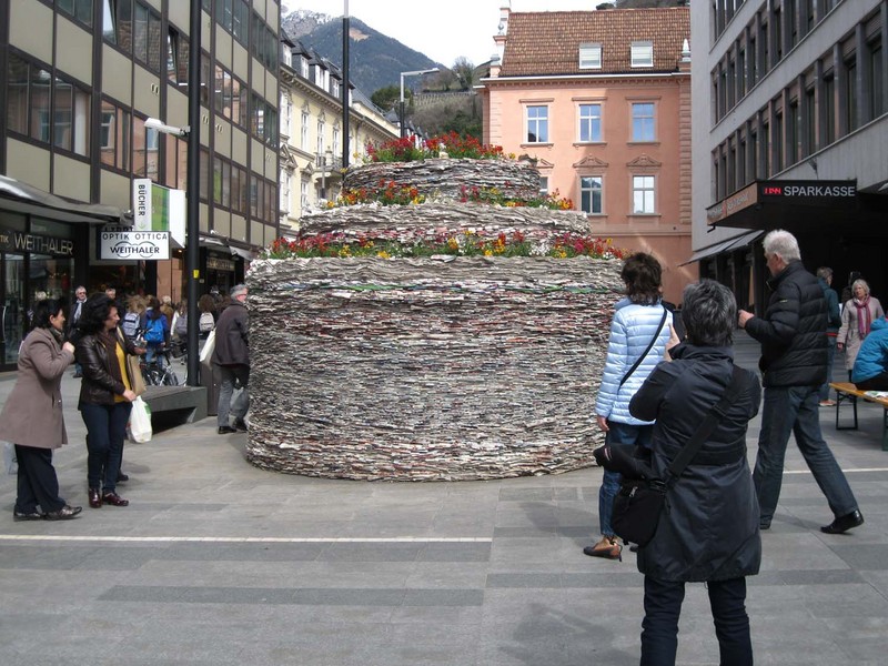 Meran Flowers (the cake)
Meran, Italy 2015
paper, flowers